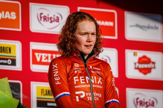 Nederlandse toprenster Puck Pieterse gaat onderuit bij imitatie Mathieu van der Poel