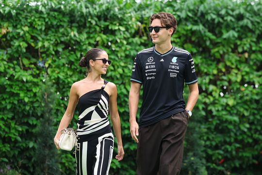 Vriendin van Formule 1-coureur George Russell plotseling in ziekenhuis