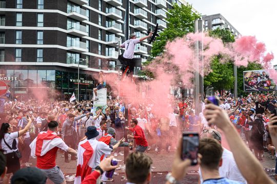 Engeland en Wales nemen maatregelen tegen hooligans voor EK: meer dan duizend fans moeten paspoort inleveren