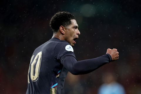 Engeland maakt in shirts zonder spelersnaam laat gelijk in oefeninterland tegen België