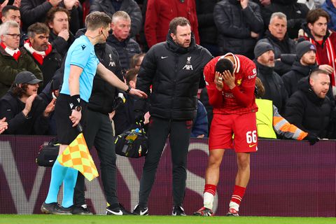 Woedende Liverpool-fans zijn helemaal klaar met sterkhouder: 'Hij mag niet eens op Anfield zijn'