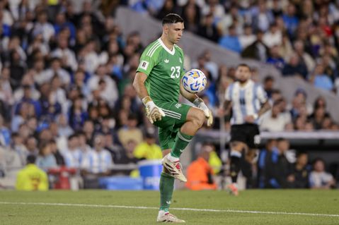 Veelbesproken keeper Emiliano Martinez pakt hoofdrol bij verhitte Argentinië - Brazilië