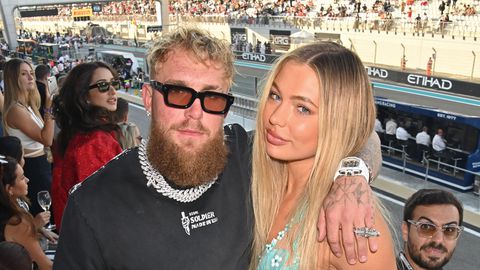 Lachende Jutta Leerdam moet sterke Jake Paul handje helpen bij oefening voor bruiloftsritueel