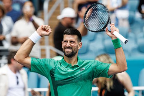 Geschrokken Novak Djokovic kijkt ogen uit bij ontmoeting met imposante UFC-ster: 'Mijn knieën knikken'