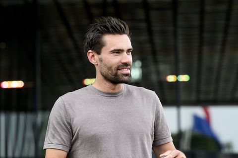 Wielericoon Tom Dumoulin maakt verhaal over Tadej Pogacar belachelijk: 'Dat ga ik meteen de kop indrukken'