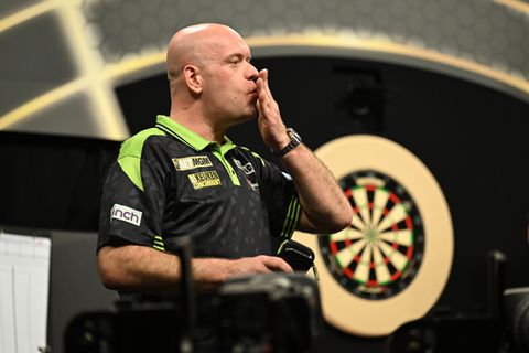 Topdarter Michael van Gerwen lacht om hengelende Luke Littler in schitterende avondfinale Berlijn