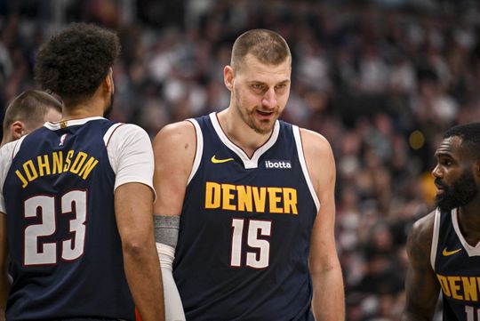 Bizarre Nikola Jokić schrijft geschiedenis in NBA met ongekende cijfers