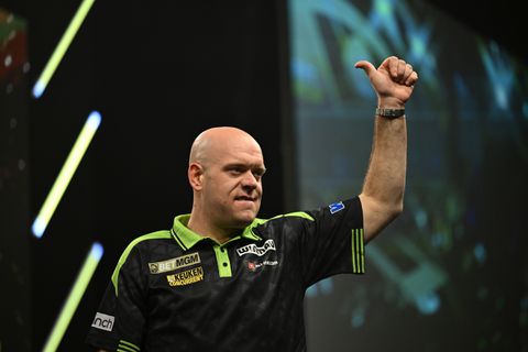 Michael van Gerwen neemt revanche op 'stapvriend' in winderig Berlijn: 'Ik heb zoveel meer in mijn mars'