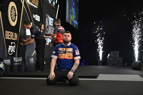 Topdarter (24) stort vol emoties ter aarde in Premier League, tegenstander knuffelt hem volop