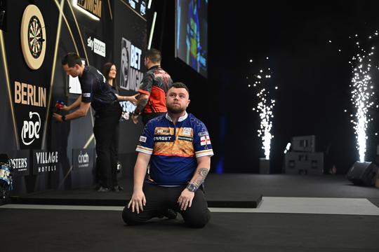 Topdarter (24) stort vol emoties ter aarde in Premier League, tegenstander knuffelt hem volop