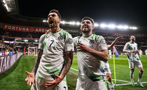 Italië kan WK ruiken, Troy Parrott helpt Ierland met zesde opeenvolgende goal naar verlenging