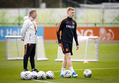 Ronald Koeman mysterieus over debuut van Kees Smit bij Oranje: 'Dat is een mooie vraag voor na Ecuador'