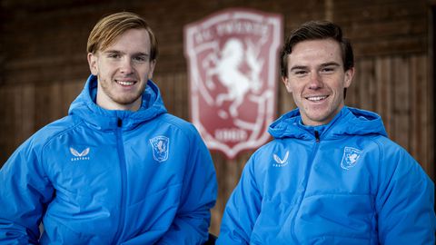 Nederlands toptalent (20) bloeit op aan zijde van voetballende broer: 'Normaal zie je dat alleen bij amateurs'