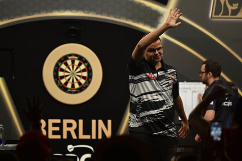 Verzwakte Gian van Veen druipt af en reageert na kansloze avond: 'Misschien was ik er toch niet klaar voor'