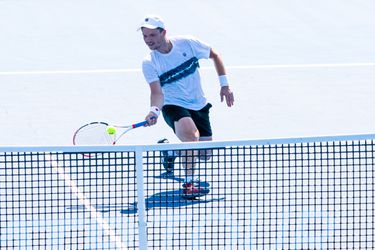 Toptennisser gaat dramatisch tegen de grond na 'aanval' van ballenjongen