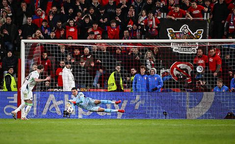 PSV-keeper Matej Kovar groeit uit van schlemiel tot held in play-offs WK voetbal, Italië op de drempel