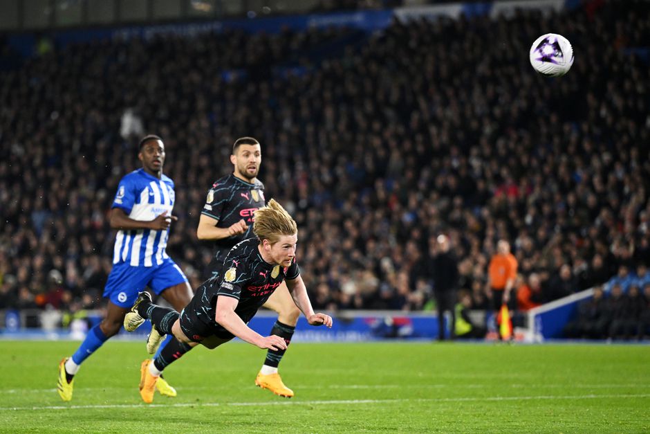 Kevin de Bruyne doet Robin van Persie na met heerlijke kopbal voor Manchester City