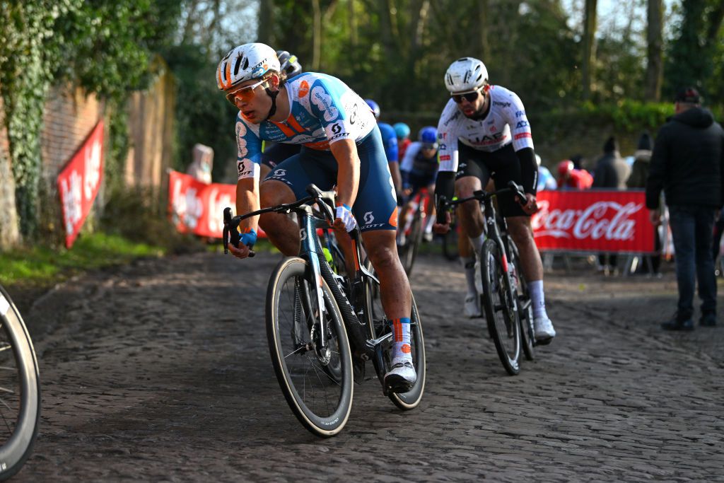 Frank van den Broek opvallende winnaar Ronde van Turkije na door regen geneutraliseerde rit