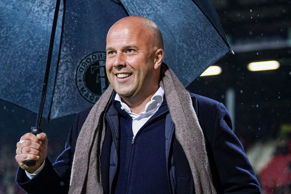 Arne Slot vergeleken met Paul Gascoigne en Pep Guardiola in Engelse media: 'Ik denk dat hij een goede keuze is'