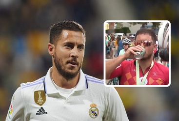 Ex-topvoetballer Eden Hazard geniet van biertje na zware toertocht op fiets