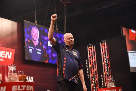Dartlegende Raymond van Barneveld luidt noodklok: 'Dat is niet te houden'