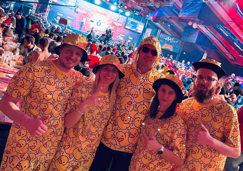 Profdarter verkleedt zich kort na uitschakeling als eend en duikt op in publiek