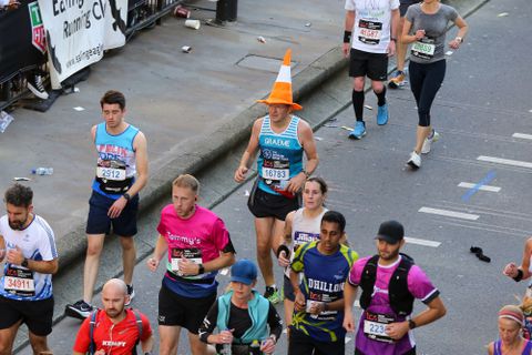 Liefst 87(!) wereldrecordpogingen bij Marathon van Londen: van snelste op krukken tot verkleed als verkeerskegel