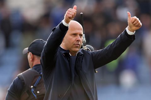 TV-gids: op deze zender kijk je (gratis) naar de kampioenswedstrijd van Liverpool en Arne Slot