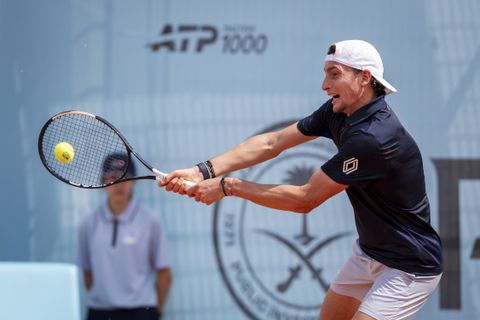 Tenniscoach van topspeler bedreigt scheidsrechter na bizarre wedstrijd in Madrid: 'Je zou je moeten schamen!'