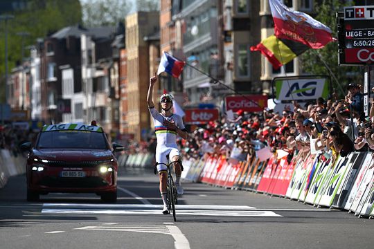 Tadej Pogacar voltooit hattrick in Luik-Bastenaken-Luik na titanenduel met supertalent Paul Seixas