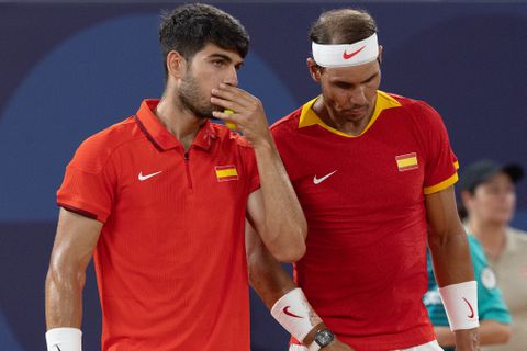 Toptennisser Carlos Alcaraz verkeert door afmelding voor Roland Garros ongewild in gezelschap van Rafael Nadal