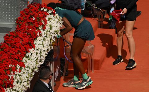 Grote problemen bij tennistoernooi in Madrid door virus: wereldtopper zorgt voor onsmakelijke beelden tijdens partij