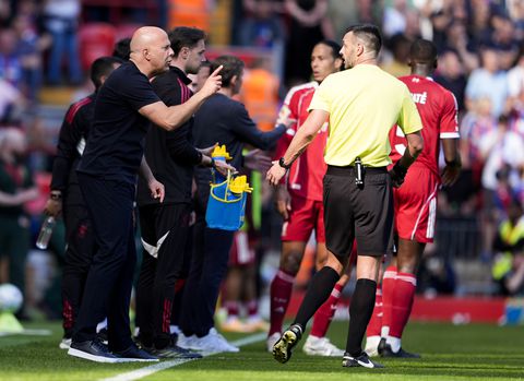 Arne Slot is kwaad na bizar incident bij Liverpool en wijst naar scheidsrechter