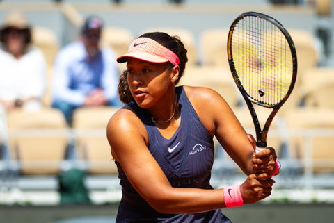 Naomi Osaka luistert terugkeer na lange afwezigheid op met zege tijdens Roland Garros