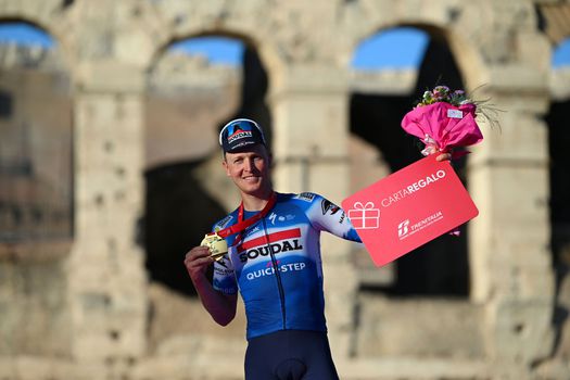 Tim Merlier sprint naar de winst in slotrit van Giro, Tadej Pogacar boekt eindoverwinning