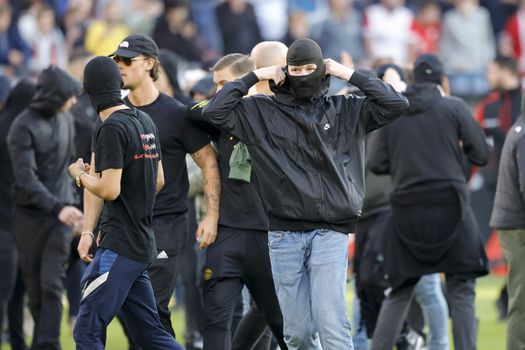 Rellen buiten stadion de Galgenwaard: ME grijpt in tegen Utrecht-supporters