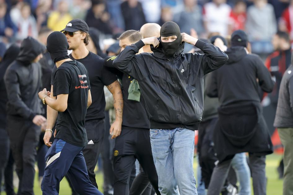 Rellen buiten stadion de Galgenwaard: ME grijpt in tegen Utrecht ...