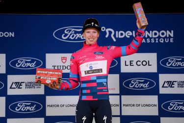 Hattrick voor Lorena Wiebes: wielrenster wint RideLondon Classique met overmacht