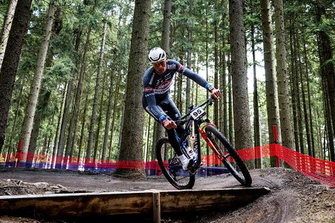 Mathieu van der Poel 'aangevallen' door Spaanse mountainbiker na pijnlijke val: 'Geen respect'