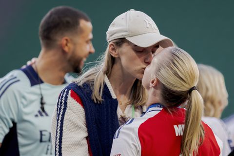 Trotse Oranje Leeuwin en haar vriendin zorgen voor pikante beelden na historisch moment: 'Je bent de beste'