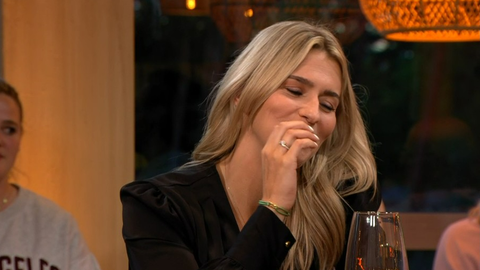 Tophandbalster Estavana Polman schaamt zich meteen kapot bij eerste aflevering De Oranjezomer: 'Oh god'