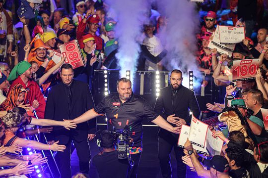 Schande gesproken van 'stel hersenlozen' tijdens dartstoernooi in Nederland: 'Een nog groter dieptepunt'