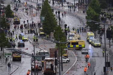 Groot feest Liverpool wreed verstoord: auto rijdt in op fans, politie massaal ter plaatse