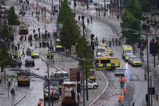 Groot feest Liverpool wreed verstoord: auto rijdt in op fans, politie massaal ter plaatse