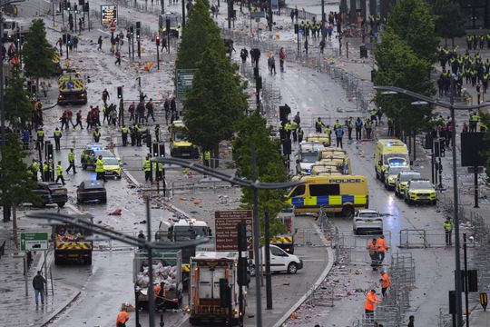Groot feest Liverpool wreed verstoord: auto rijdt in op fans, politie massaal ter plaatse