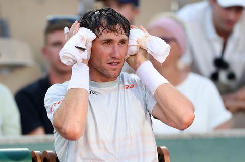 Toptennisser (27) slaat alarm na extreme omstandigheden op Roland Garros: 'Voelde me als een zombie'