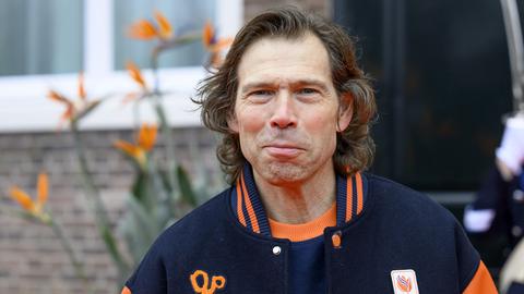 Schaatscoach Gerard van Velde verrast met knappe overwinning in compleet andere sport: 'Driemaal is scheepsrecht'