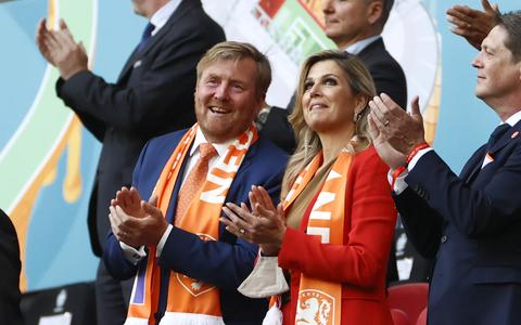 Koning Willem-Alexander en Máxima zorgen voor unieke beelden tijdens WK voetbal: ‘Helemaal stylish op de tribune’