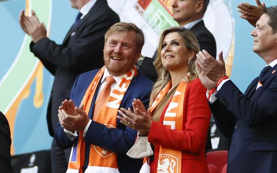 Koning Willem-Alexander en Máxima zorgen voor unieke beelden tijdens WK voetbal: ‘Helemaal stylish op de tribune’