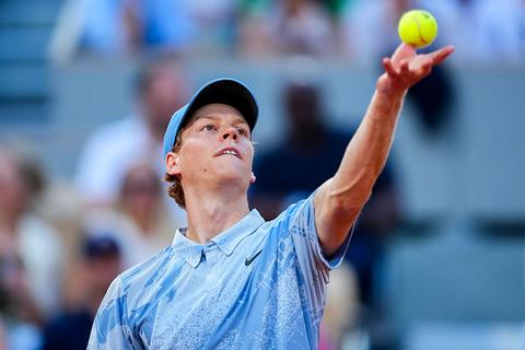 Jannik Sinner laat zich zien op Roland Garros: topfavoriet begint voortvarend
